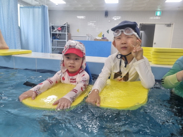 킥판을 잡고 수영해요
